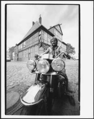 Mann mit Motorrad, Buxtehude vor der Wahl 1976
