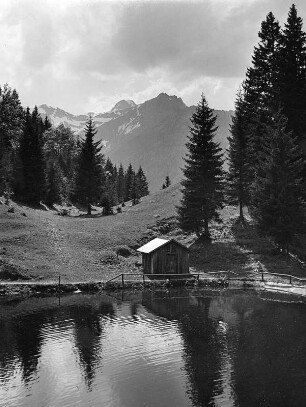 Allgäuer Alpen. Gebirgssee mit Hütte am Ufer