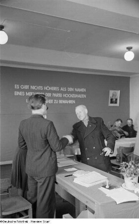 SED-Mitglied erhält sein SED-Mitgliedsbuch