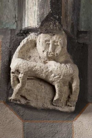 Spätromanische Konsolfiguren — Agnus Dei (stark beschädigt)