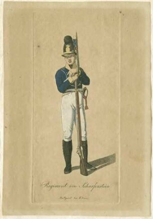 Soldat des Regiments von Scharffenstein in Uniform mit Mütze und Gewehr