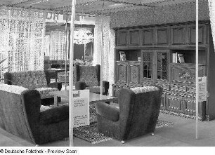 Ausstellungskoje des VEB Möbelkombinat Zeulenroda-Triebes (ZEUTRIE) mit Sitzgruppe "Carola" (1980; VEB Polstermöbel Aue) und Anbauwand "Rembrandt" (1980; VEB Möbelwerke Stadtroda)