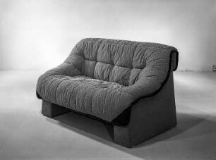 Sofa : Ribnitz-Damgarten. VEB Möbelkombinat Ribnitz-Damgarten. Hausmesse, 1986. Sofa. Holz, Polsterung mit Mischgewebebezug (1986; VEB Polstermöbel Güstrow)