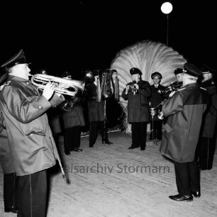 Karpfenfest: Neuhöfer Teich: Wasserbühne: Nachtaufnahme: Ständchen der Feuerwehrkapelle Reinfeld: im Hintergrund Muschel als Dekoration, 10. Oktober 1965