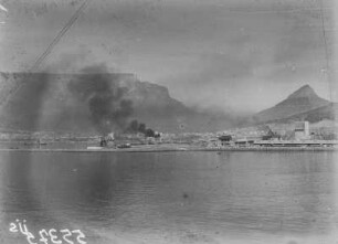 Tafelberg und Hafen : Blick auf Kapstadt mit Tafelberg im Hintergrund