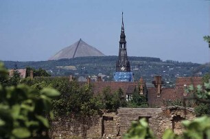 Sangerhausen. Stadtansicht mit alter Stadtmauer und Blick auf eine Abraumhalde im Hintergrund