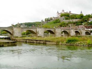Würzburg: Stadtansicht: Alte Mainbrücke, Festung Marienberg