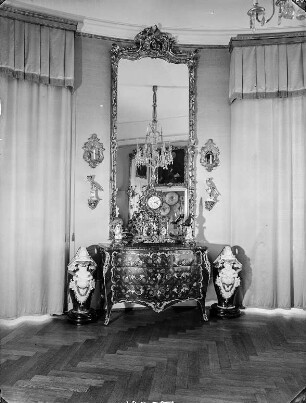 Moritzburg, Jagdschloss, Jägerturm : Moritzburg. Schloss. Spiegel und Kommode mit Meißner Porzellan und Uhr (1701/1800) im Porzellan-Quartier im Jägerturm