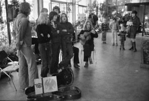 Einkaufs- und Informationsschau "offerta 74" in den Ausstellungshallen am Karlsruher Festplatz