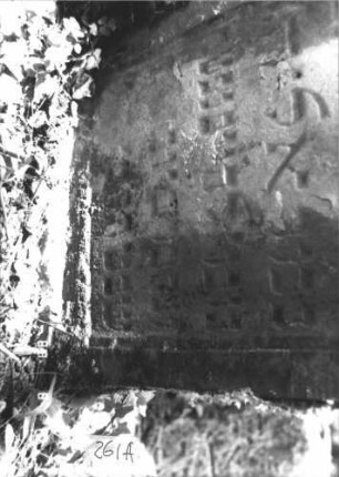 Grabstein 261 (Index: 99799903) Material: Sandstein Zustand: stark verwittert, teilw. Textverlust Maße HxBxT: 96x62x8 cm Beschreibung: Stele, eingezogener Stelzbogenabschluß, Schriftfeld eingetieft: Grabstein 261A
