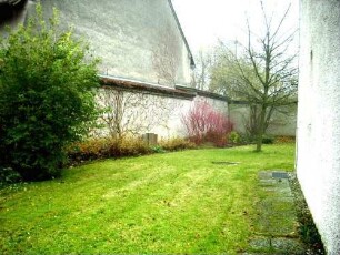 Kirchhof im Osten mit Kirchhofmauer im Verlauf (Wehrgang mit Steinbrüstung im 18 Jh abgetragen)