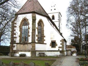 Kirche von Osten mit Chor (Neubau 1481 mit Langhaus auf Vorgänger) - Maßwerkfenster und Strebepfeiler erhalten-in Übersicht