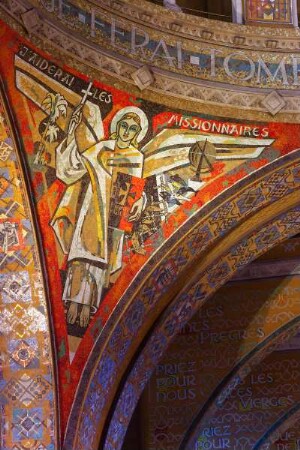 Frankreich. Basse Normandie. Calvados. Lisieux. Basilique Sainte Therese. Innen. Mosaikgestaltung von Pierre Gaudin