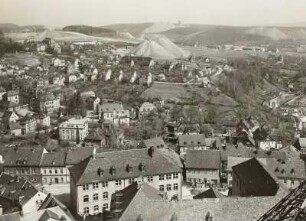Schneeberg, Blick auf die Stadt mit Haldenlandschaft, vom Turm der St. Wolfgangskirche