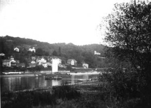 Dresden-Wachwitz. Stadtteilansicht. Blick von der Einmündung des Niedersedlitzer Flugrabens über die Elbe mit Segelzille und Fähre in Richtung Niederpoyritz