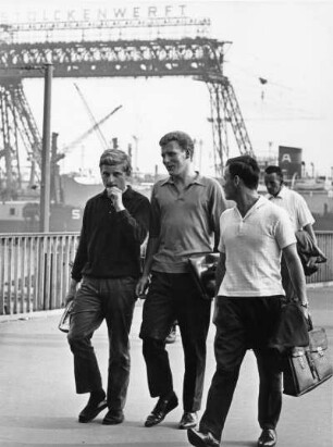 Landungsbrücken 1964 : Hamburg. St. Pauli. Männer auf dem Weg zur Arbeit