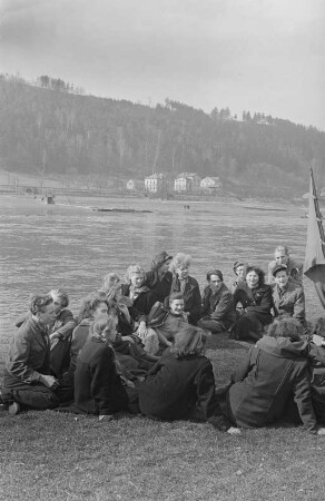 Mitglieder der FDJ während einer Osterfahrt nach Bad Schandau : Wandergruppe während einer Rast am Ufer der Elbe