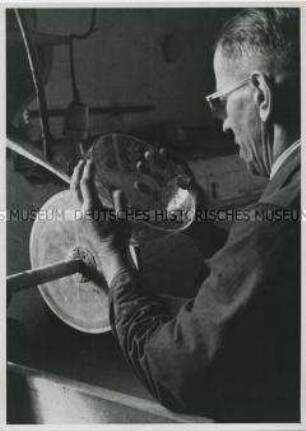Glasschleifer bei der Arbeit