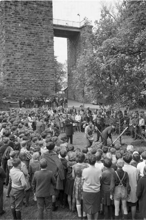 Feierstunde des Schwarzwaldvereins auf dem Turmberg zum "Tag des Baumes" mit Pflanzung von jungen Bäumen.
