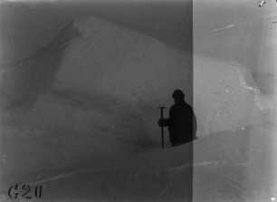 Winderosion : Expeditionsmitglied vor einem durch Winderosion geformten Eisberg.
