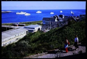 Helgoland: Biologische Forschungsanstalt, Schiffe vor Anker, von oben