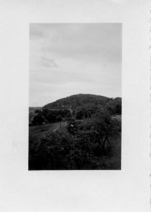 Albumseite : Ferien im Komponistenheim Hildburghausen/Thüringen. Kunstledereinband (Falbin-Erzeugnis) mit Goldrahmung, geprägt, Papier, geklebt, ca. 8,9 x 12,3 x 2,5 cm (1965). Dresden: SLUB, Deutsche Fotothek 2013.A.210