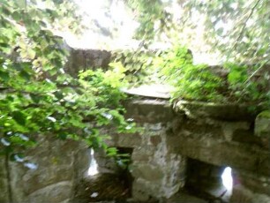 Kirchhof im Nordwesten-Barbakane mit Schießscharten (Schlüsselloch-Scharten) im unteren- und Resten des ehemaligen Obergeschosses (Steinbrüstung) im oberen Bereich