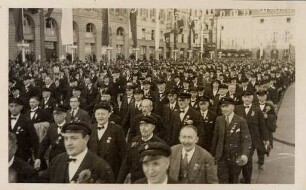 Erinnerungsalbum an das 11. Badische Bundessängerfest in Karlsruhe. Festzug