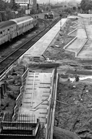 Bahnhof und Zentraler Omnibusbahnhof: Neubau: Bau der Treppen zur Unterführung: Regionalbahn nach Hamburg fährt aus dem Bahnhof heraus