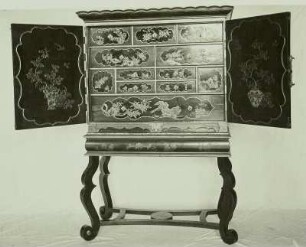 Schrank mit Chinoiserien