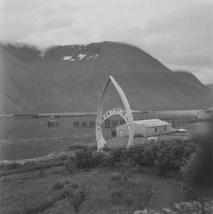 Tor aus Walknochen : Blick auf den aus Walknochen bestehenden Eingang zum Stadtpark in Ísafjörður