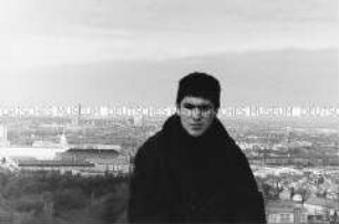 Junge vor Stadtpanorama (Altersgruppe 14-17)