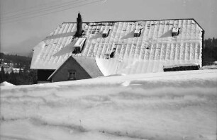 Hinterzarten: Schnee auf Dach eines Hofes
