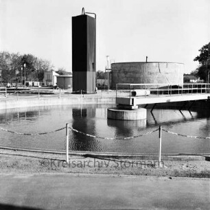 Klärwerk: Glindfelder Weg: dritte Reinigungsstufe, Chemikalien-Tank in Stahlturm: Tropfkörper: vorne Klärbecken