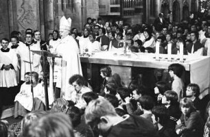 Freiburg: Münster, Erzbischof Dr. Schäufele am Altar