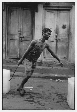 Kalkutta. Arbeiter zieht einen Eisblock