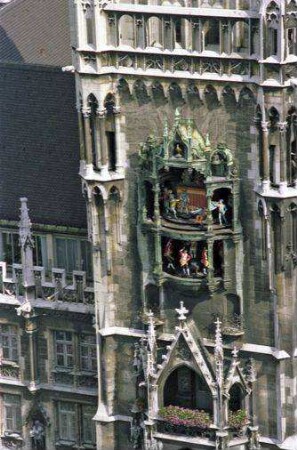 München: Männlelaufen [Glockenspiel] an der Rathausuhr