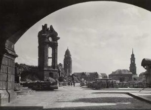 Neumarkt, Töpferstraße, Landhausstraße, Jüdenhof : Dresden-Altstadt. Neumarkt. Blick vom Bogen der Brühlschen Terrasse nach Süden, Ruine der Frauenkirche, Rathaus und Kreuzkirche