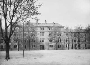 Hauptgebäude der Kadettenanstalt : Dresden-Albertstadt, Marienallee. Hauptgebäude der Kadettenanstalt. Haupteingangsseite