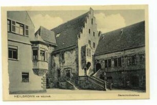 "Deutschordenshaus" - kleiner Deutschhof mit Freitreppe, Staffelgiebelhaus und Komturwappen-Erker