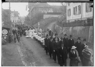 Primizfeier Ruf-Eisele in Sigmaringendorf 1936; Prozession in der Hauptstraße; im Mittelpunkt Geistlichkeit mit Neupriester und Primizbräutchen; davor Ministranten
