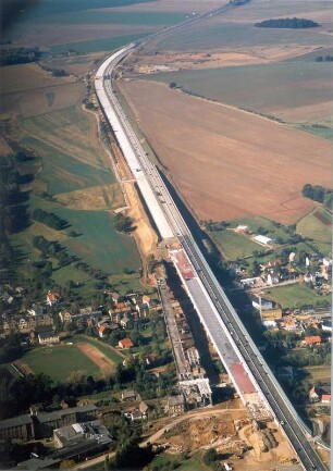 Crimmitschau. Baustelle Autobahnbrücke (Ersatzneubau) über das Pleißetal, überführt die Bundesautobahn BAB 4 über die Pleiße, mehrere Stadtstraßen und eine Eisenbahnstrecke. Luftbild-Schrägaufnahme von Ostsüdost