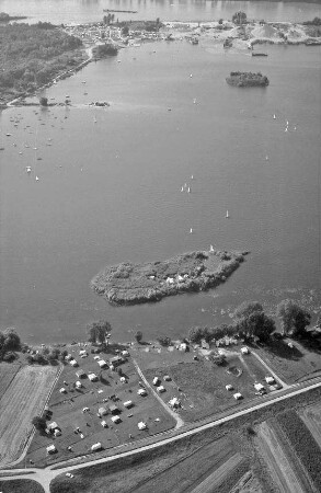 Plittersdorf: Bagger und Erholungsee mit Inseln und Kieswerk, Goldkanal, bei Illingen