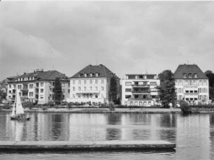 Hamburg-Uhlenhorst. Wohnhäuser an der Schönen Aussicht mit Blick auf die Alster