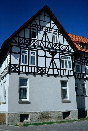 Rekonstruiertes Haus in der Dorfmitte: Gemeindeverwaltung und Kindergarten, reicher Fachwerkschmuck im OG