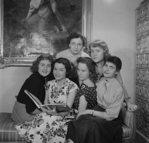 Gruppenaufnahme von sechs jungen Damen