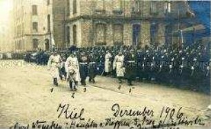 Wilhelm II. und Offiziere schreiten eine Kompagnie ab