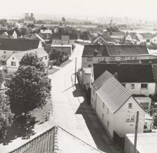 Blick vom Turm der Dorfkirche Zitzschen über die Kirchstraße gegen den Tagebau Zwenkau