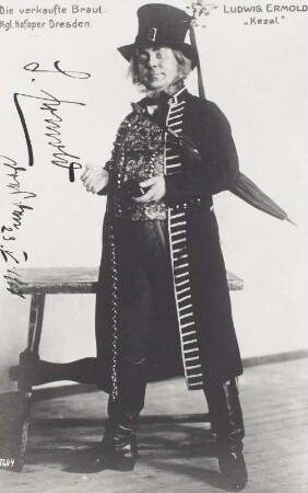 Ludwig Ermold als Kezal : Ludwig Ermold als Kezal in "Die verkaufte Braut" von Bedřich Smetana. Neueinstudierung 1915 im Schauspielhaus Dresden. Fotografie (Weltpostkarte mit Autogramm, datiert 23.V.1917) von E. Müller (Hahn Nachf.)