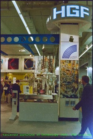 Messestand der Hermann von Helmholtz-Gemeinschaft Deutscher Forschungszentren (HGF) auf der Hannover-Messe 1996